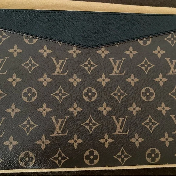 Louis Vuitton daily pouch - Picture 15 of 17